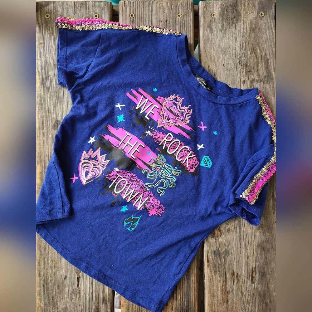 DISNEY DECSENDENTS SZ 7-8Y VGUC BLUE PINKrock the town print s/s shirt w/ sequin